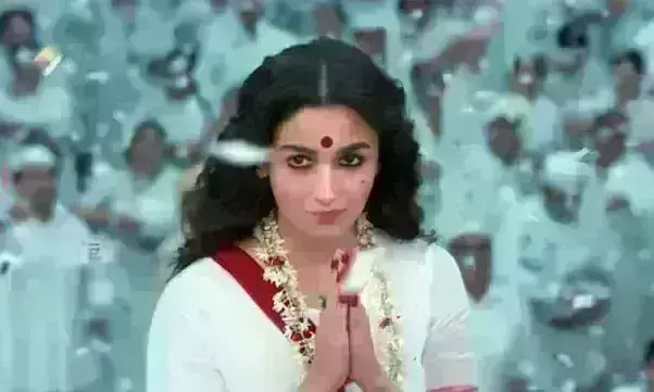 गंगू के रूप में दिखी आलिया भट्ट की दमदार अदाकारी, पढ़े कैसी है मूवी