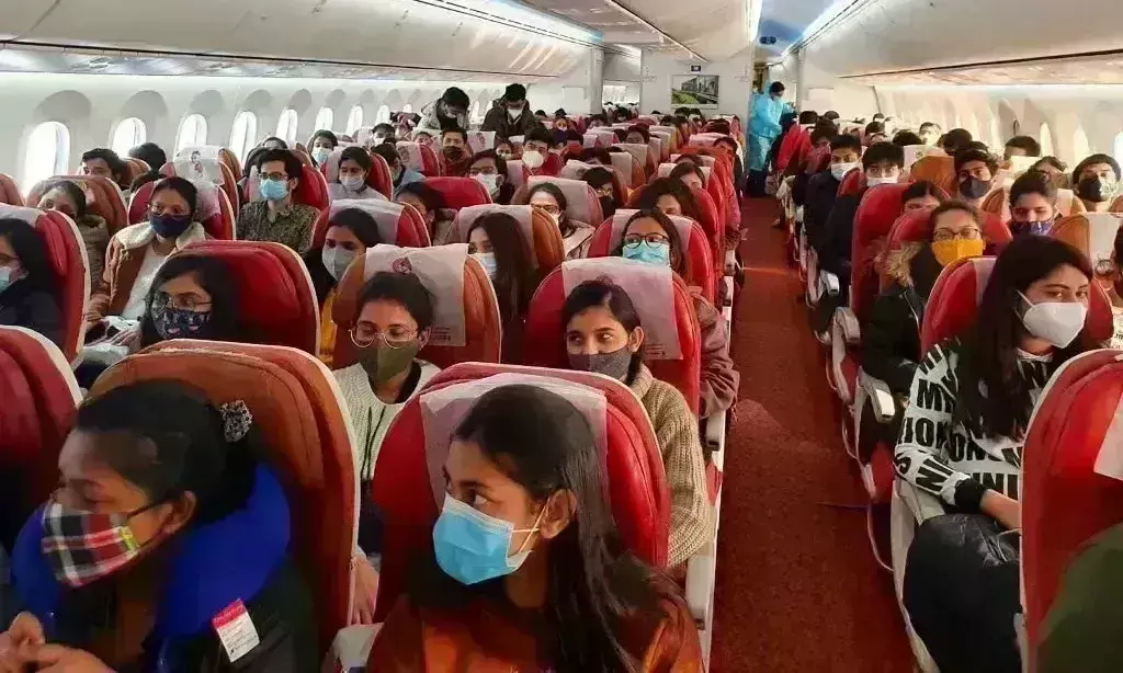 भारतीय छात्रों को लेकर रोमानिया से विमान ने भरी उड़ान, चेहरों पर दिखा सुकून भारतीय छात्रों को लेकर रोमानिया से विमान ने भरी उड़ान, चेहरों पर दिखा सुकून