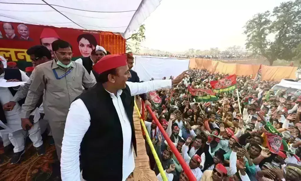 गुण्डे पुकारते हैं अखिलेश आइए, दंगों में फिर से यूपी को वापस जलाइए