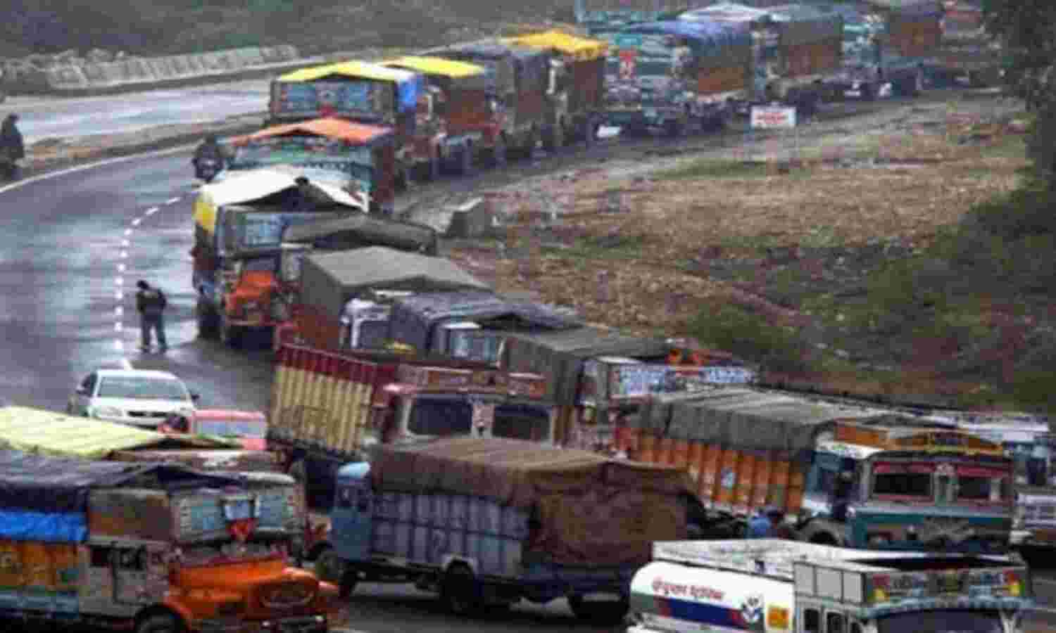 जम्मू-कश्मीर में भूस्खलन, हाइवेा अवरुद्ध, आवागमन बंद