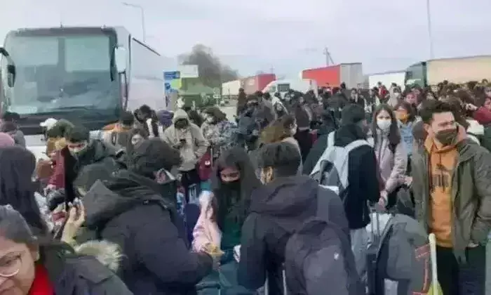 यूक्रेन में फंसे नागरिकों को भारत लाने का सिलसिला जारी, कोरोना नियमों में मिली छूट यूक्रेन में फंसे नागरिकों को भारत लाने का सिलसिला जारी, कोरोना नियमों में मिली छूट