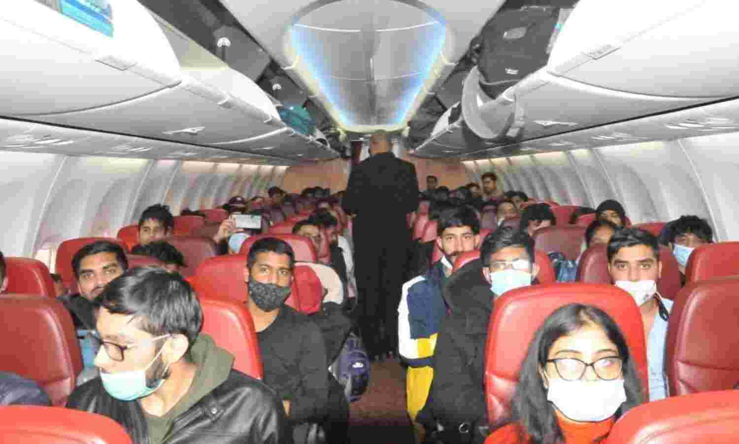 ऑपरेशन गंगा के तहत यूक्रेन से 182 छात्र भारत पहुंचे, मंत्री राणे ने किया स्वागत ऑपरेशन गंगा के तहत यूक्रेन से 182 छात्र भारत पहुंचे, मंत्री राणे ने किया स्वागत