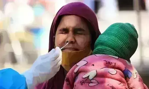 देश में कोरोना संक्रमित घटे, 24 घंटों में 6,915 नए मरीज