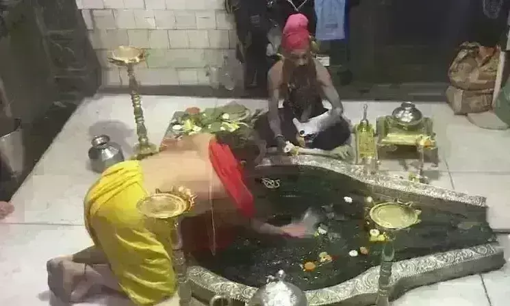 शिवरात्रि पर काशी में गूंजा बम भोले, स्वर्णिम दरबार में लगी आस्था की कतार