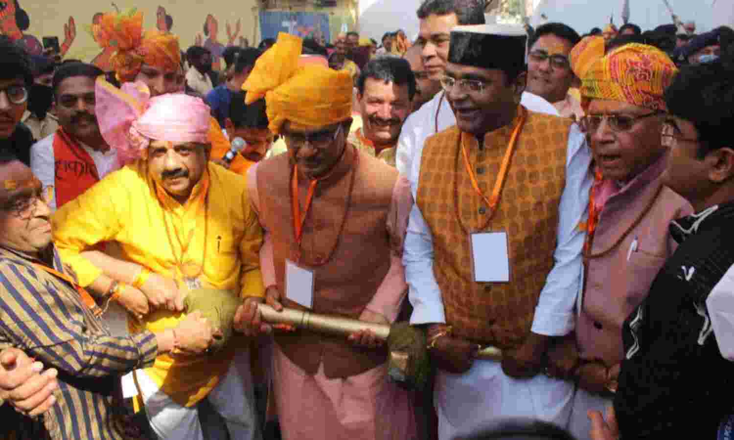 शिव बारात में शामिल हुए शिवराज सिंह, खींचा महादेव का रथ