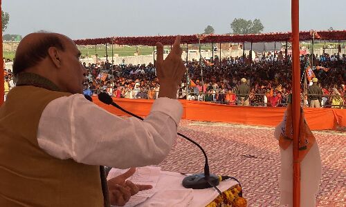 लक्ष्मी हाथी, हाथ या साइकिल नहीं, कमल पर बैठकर आती हैं : राजनाथ सिंह