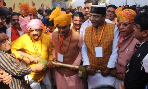 शिव बारात में शामिल हुए शिवराज सिंह, खींचा महादेव का रथ