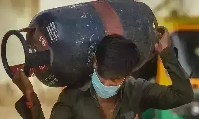 महंगाई का डबल डोज, दूध के बाद LPG सिलेंडर के बढ़े दाम, जानिए नई कीमत