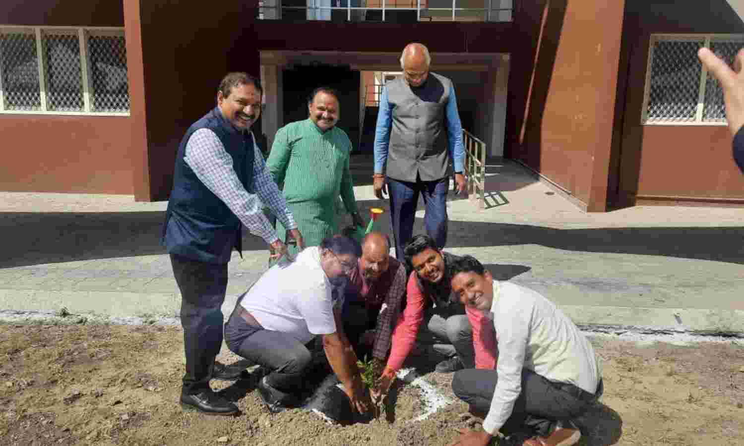 एमसीयू के नवीन परिसर में कुलपति प्रो. केजी सुरेश ने किया पौधरोपण