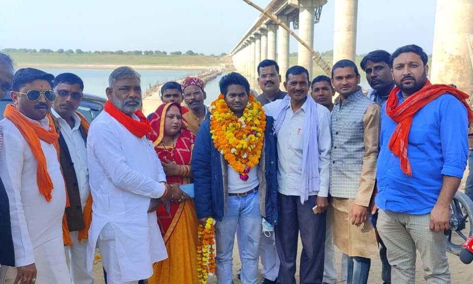 यूक्रेन से लौटा छात्र-कस्बेवासियों ने पहनाया फूल-माला