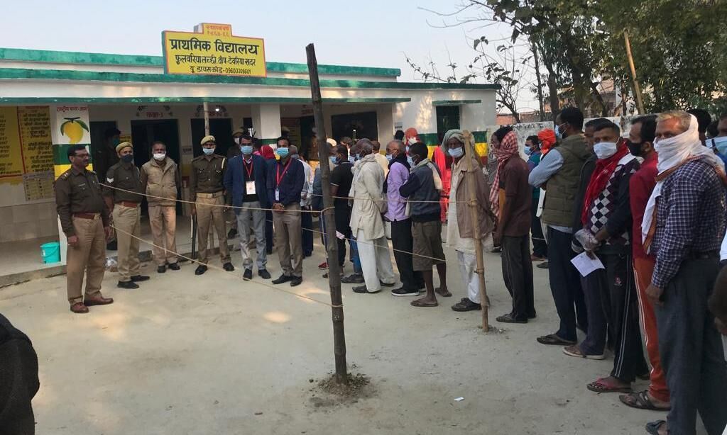 उत्तर प्रदेश में छठवें चरण का मतदान समाप्त, शाम 5 बजे तक 53.31 फीसदी वोट डले उत्तर प्रदेश में छठवें चरण का मतदान समाप्त, शाम 5 बजे तक 53.31 फीसदी वोट डले