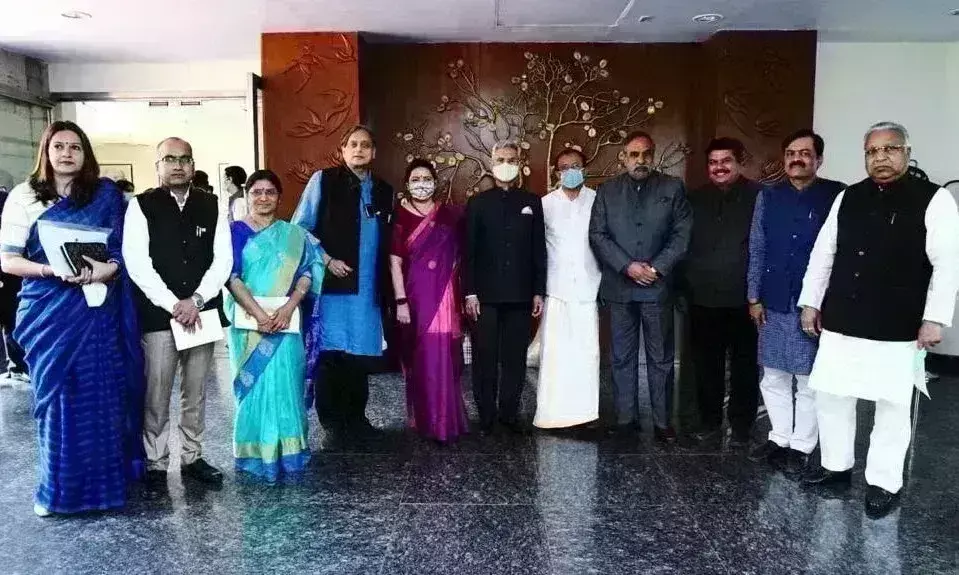 मोदी सरकार की विदेश नीति से खुश हुए शशि थरूर, तारीफ में पढ़े कसीदे मोदी सरकार की विदेश नीति से खुश हुए शशि थरूर, तारीफ में पढ़े कसीदे