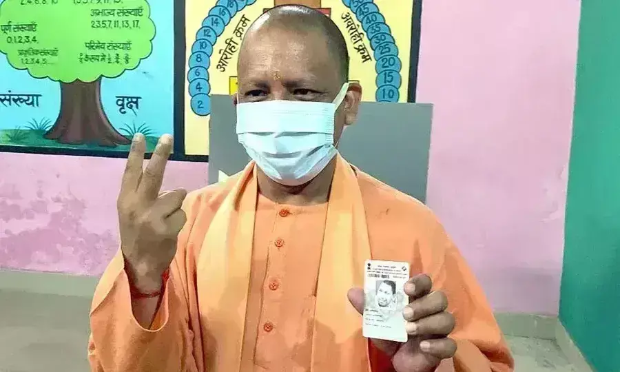 योगी आदित्यनाथ ने गोरखपुर में किया मतदान, कहा- भाजपा 300 से ज्यादा सीटें जीतेगी