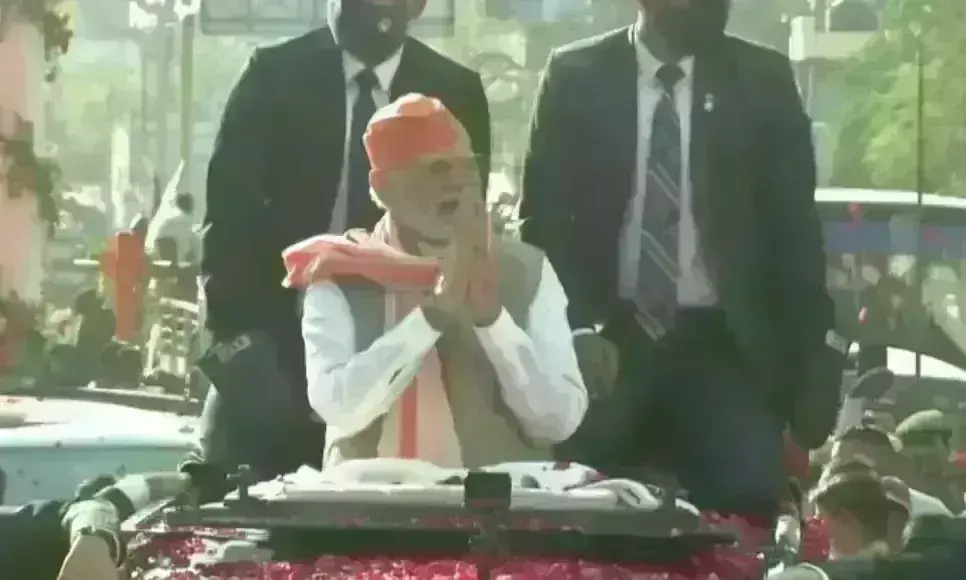 काशी की सड़कों पर निकले प्रधानमंत्री, उमड़ा जनसैलाब, मोदी मय हुआ वाराणसी