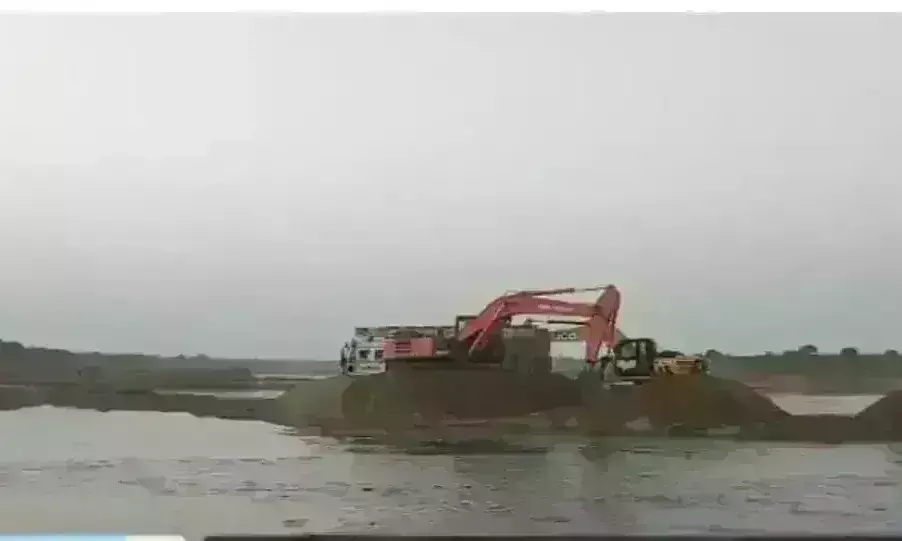 अवैध खनन की वजह से गहरा सकता है जल संकट, प्रशासन की शह से धड़ल्ले से निकल रही बालू
