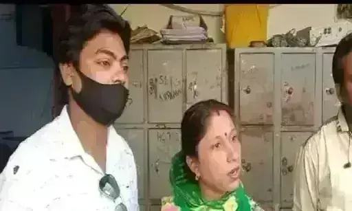 ग्वालियर में राशन पर्ची ना बनने पर युवक ने किया हंगामा, महिला कर्मचारी से अभद्रता ग्वालियर में राशन पर्ची ना बनने पर युवक ने किया हंगामा, महिला कर्मचारी से अभद्रता