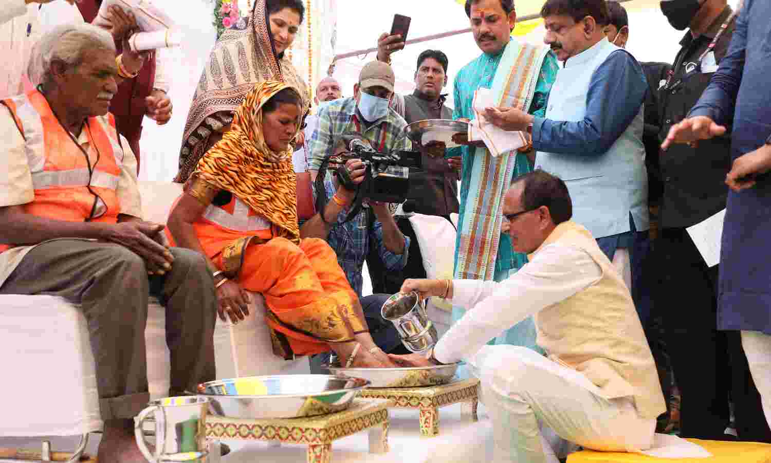 मुख्यमंत्री ने जन्मदिन पर सफाईकर्मियों को दिया सम्मान, पैर धोएं,साथ भोजन किया
