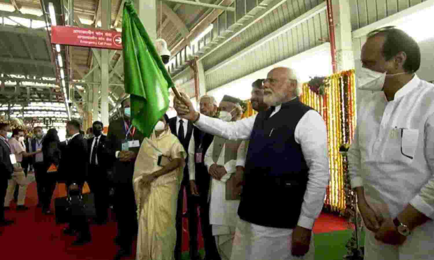 प्रधानमंत्री ने पुणे मेट्रो का किया उद्घाटन, छत्रपति शिवाजी की मूर्ति का किया अनावरण