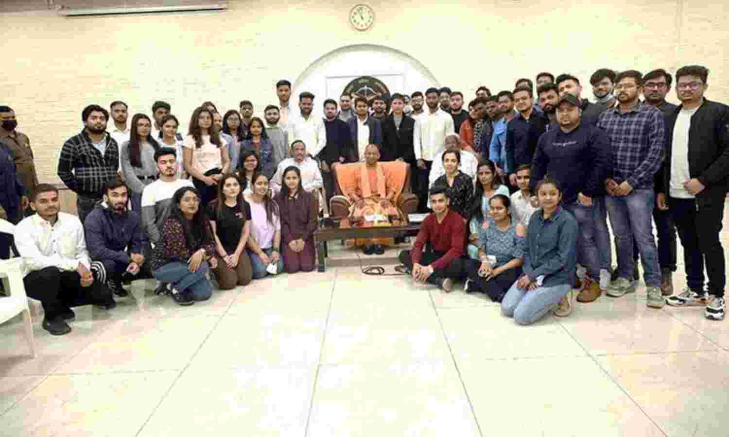 मुख्यमंत्री योगी ने यूक्रेन से लौटे छात्रों से की मुलाकात, लगे भारत माता की जय के नारे