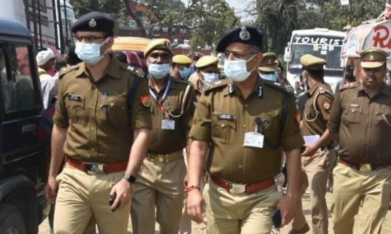 पोलिंग पार्टियां बूथ पर जाने के लिए तैयार, जिलाधिकारी ने ली जानकारी पोलिंग पार्टियां बूथ पर जाने के लिए तैयार, जिलाधिकारी ने ली जानकारी