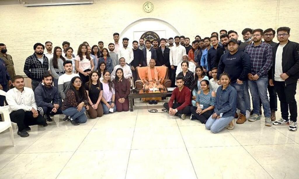 मुख्यमंत्री योगी ने यूक्रेन से लौटे छात्रों से की मुलाकात, लगे भारत माता की जय के नारे