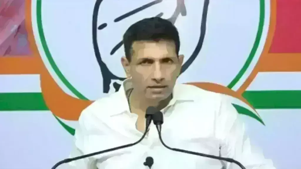 कांग्रेस प्रदेश अध्यक्ष जीतू पटवारी के खिलाफ FIR दर्ज, दुष्कर्म पीड़ित की पहचान उजागर करने का आरोप कांग्रेस प्रदेश अध्यक्ष जीतू पटवारी के खिलाफ FIR दर्ज, दुष्कर्म पीड़ित की पहचान उजागर करने का आरोप