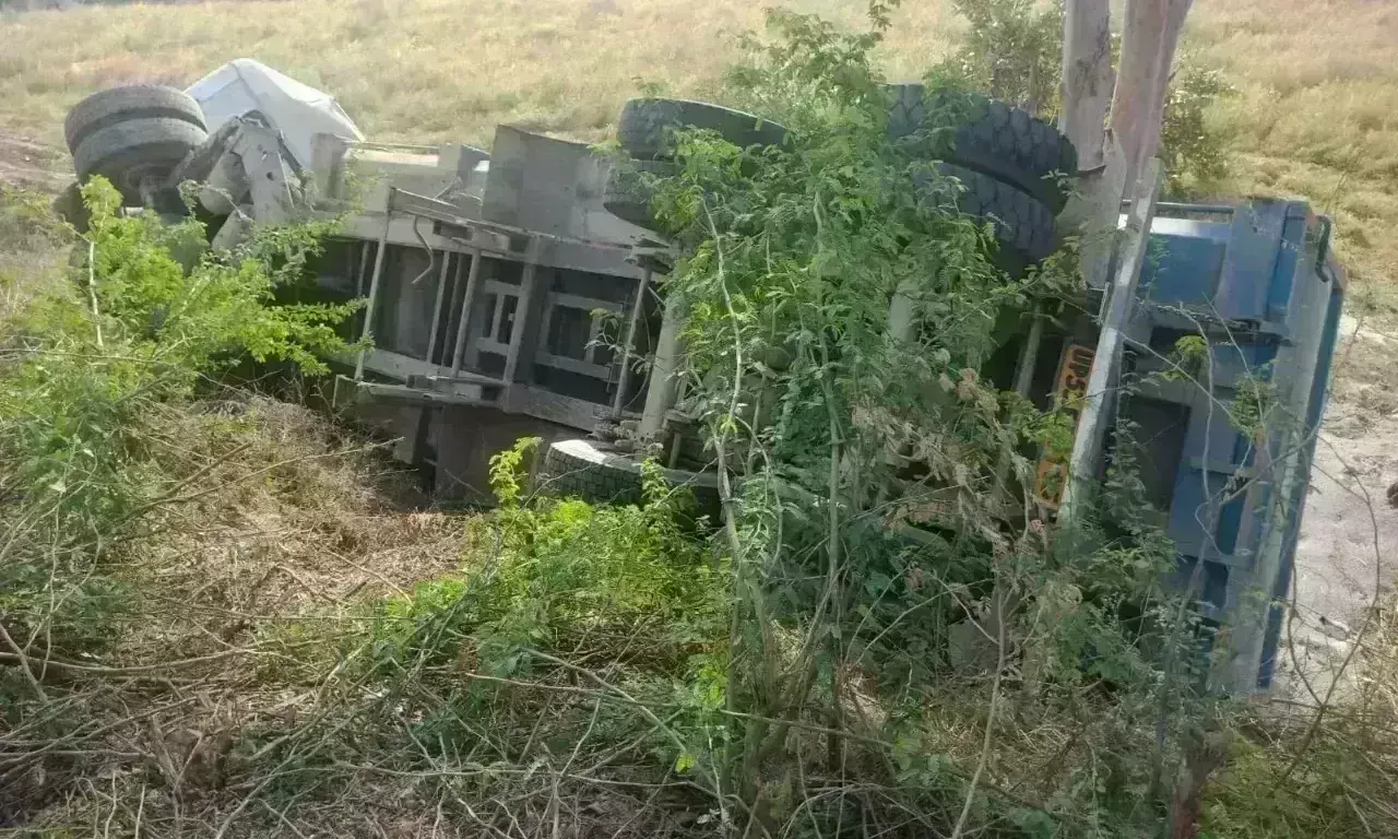 बांदा : सैमरी नाले में गिरा ट्रक, चालक-खलासी भर्ती