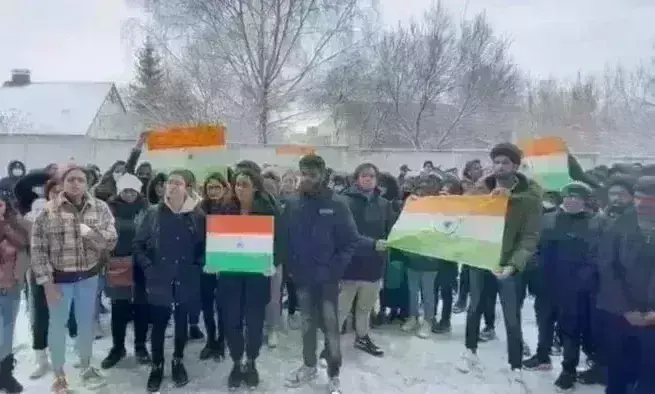 सूमी में खोला गया गलियारा, 700 भारतीयों छात्रों का पहला जत्था सुरक्षित निकला सूमी में खोला गया गलियारा, 700 भारतीयों छात्रों का पहला जत्था सुरक्षित निकला