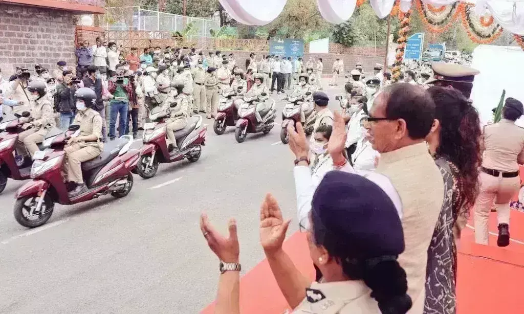 मुख्यमंत्री ने ऊर्जा महिला डेस्क की पुलिसकर्मियों को दिये 100 स्कूटर