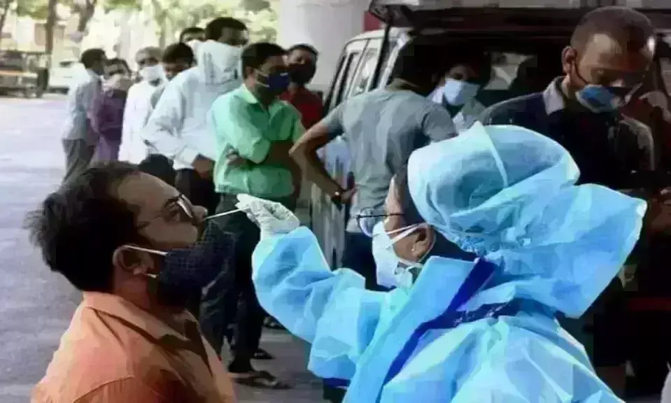 देश में घट रही कोरोना मरीजों की संख्या, 24 घंटों में 4,575 नए संक्रमित