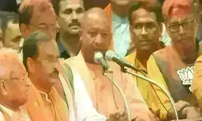 योगी आदित्यनाथ ने जनता को कहा धन्यवाद, गोरखनाथ मंदिर में समर्थकों ने खेली फूलों की होली