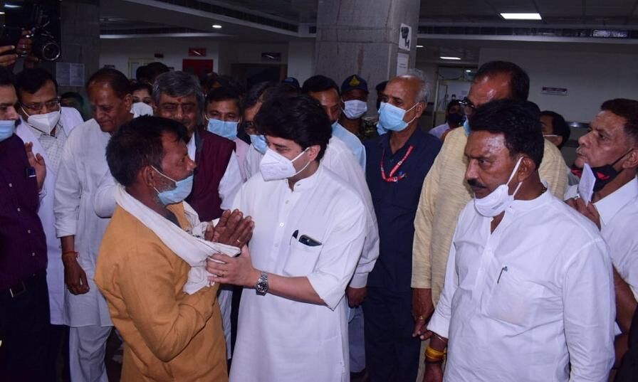 केंद्रीय मंत्री सिंधिया पहुंचे जेएएच अस्पताल, स्वास्थ्य सुविधाओं की ली जानकारी