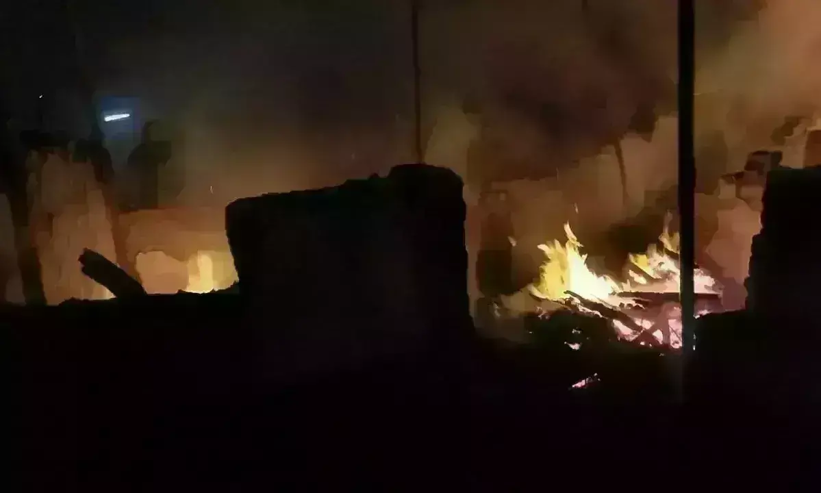 दिल्ली की बस्ती में लगी आग, 7 लोगों की मौत, 60 झुग्गियां जलकर ख़ाक