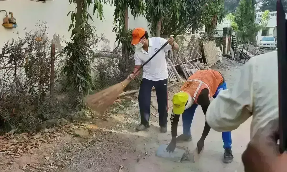 केंद्रीय मंत्री ज्योतिरादित्य सिंधिया ने लगाई झाड़ू, स्वच्छता का दिया संदेश