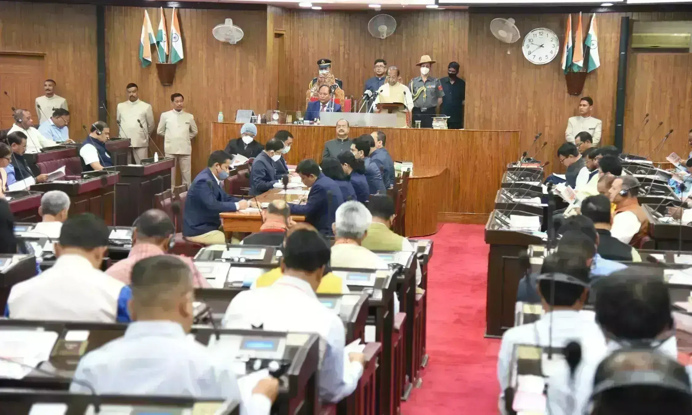 असम विधानसभा का बजट सत्र शुरू, हंगामा कर रहे विधायक को मार्शल ने बाहर निकाला