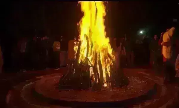 होलिका दहन में डाले ये...वस्तुएं, बुरी नजर, बाधा और गृह क्लेश होंगे दूर होलिका दहन में डाले ये...वस्तुएं, बुरी नजर, बाधा और गृह क्लेश होंगे दूर