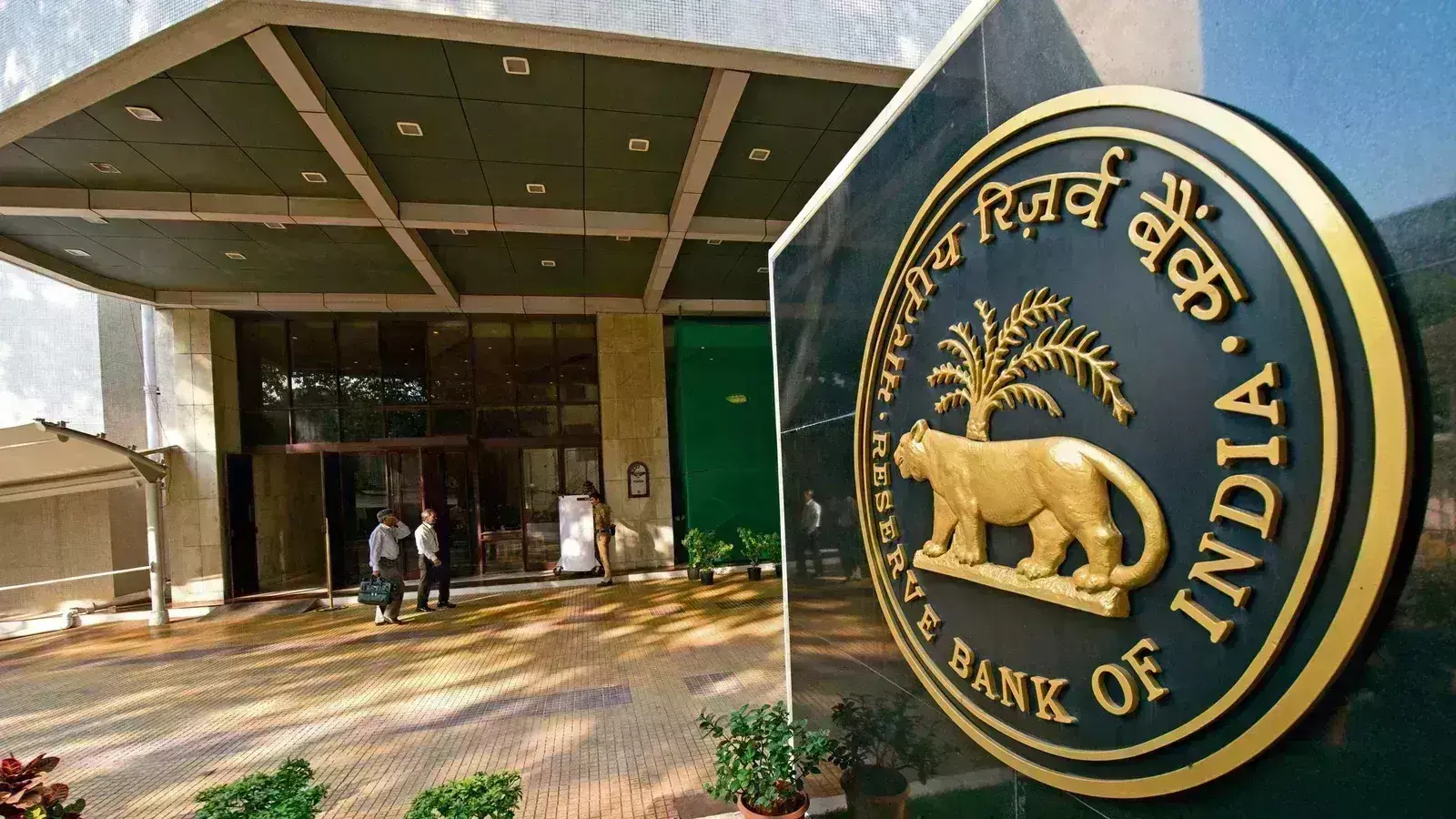 RBI ने 8 बैंकों पर लगाया जुर्माना, देखें कही आपका खाता तो  नहीं, जानिए सभी नाम