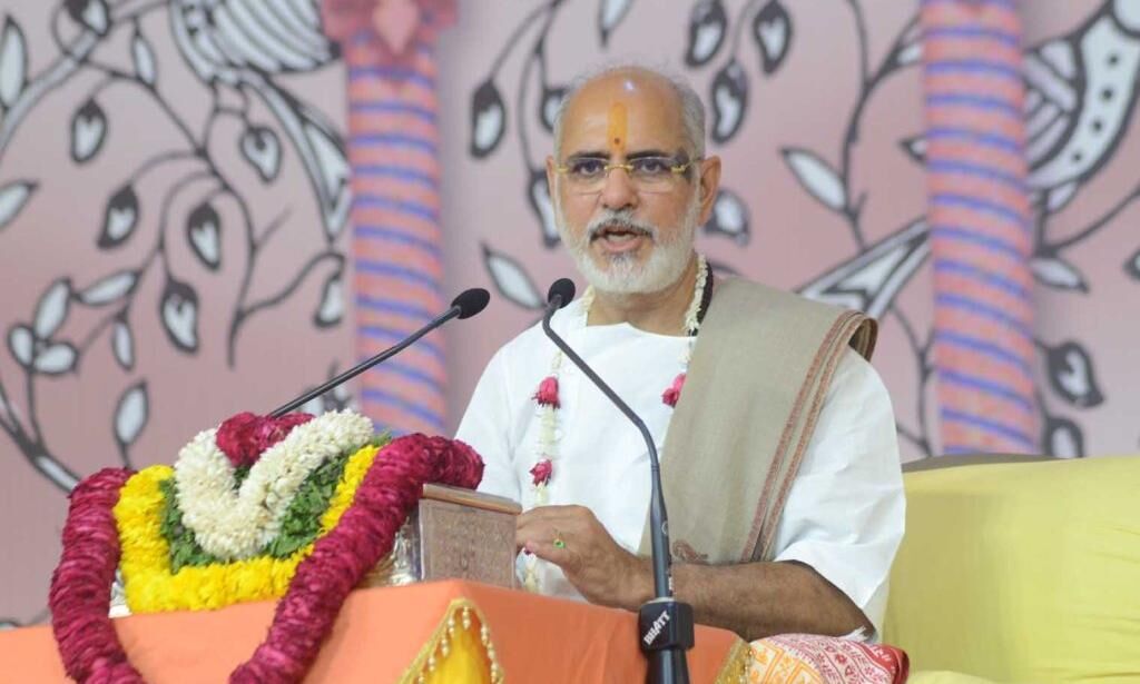 मात-पिता की सच्ची सेवा करना ही भगवान की सेवा करने के समान है : रमेश भाई