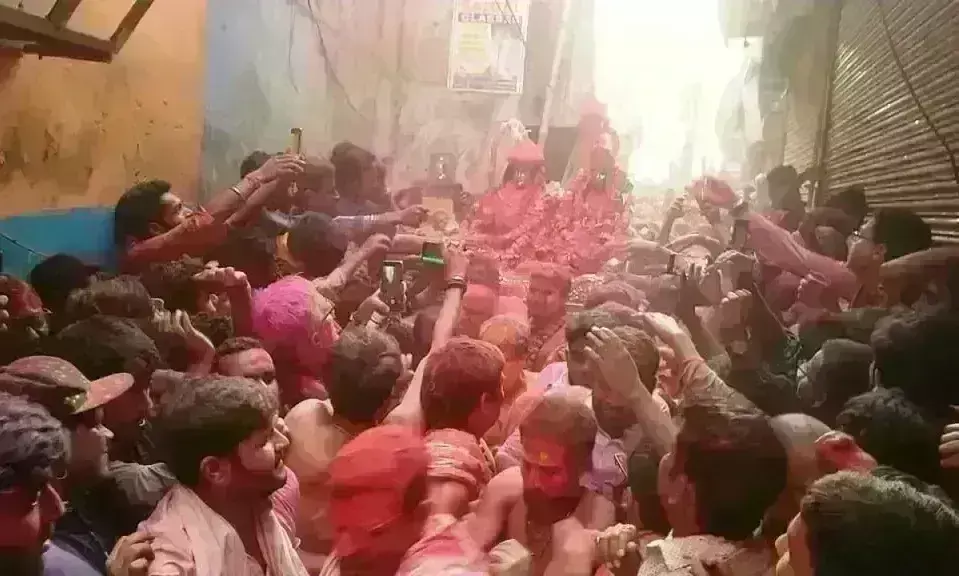 काशी में बाबा विश्वनाथ देते है होली खेलने की अनुमति, रंगभरी एकादशी से  उड़ता है गुलाल
