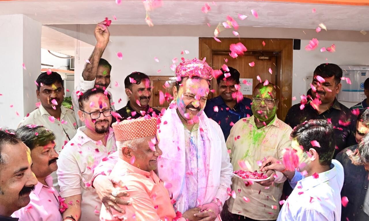 केशव मौर्य ने लखनऊ में मनाई होली, प्रदेशवासियों को दी शुभकामना