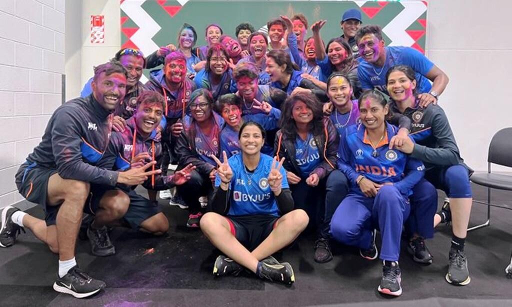 महिला क्रिकेट टीम ने उड़ाएं रंग और गुलाल, ऑकलैंड में जमकर मनाई होली,