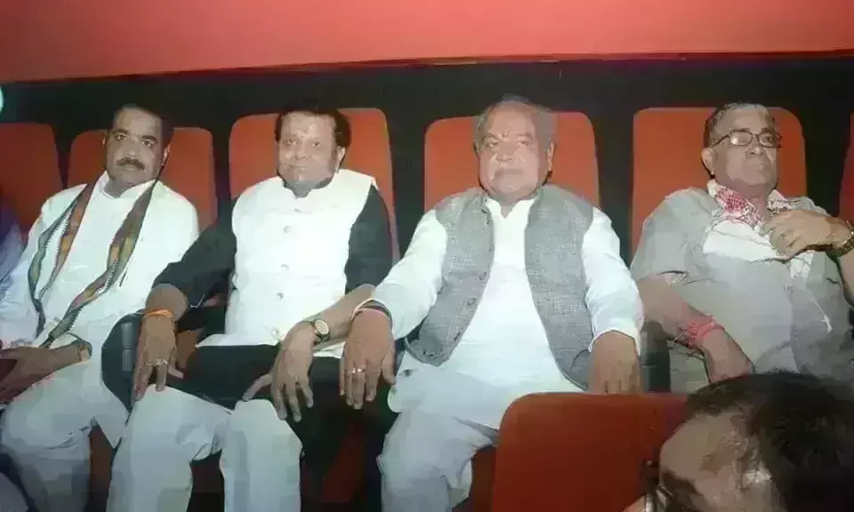 केंद्रीय मंत्री नरेंद्र सिंह ने पूर्व मंत्री जयभान सिंह व भाजपा कार्यकर्ताओं के साथ देखी द कश्मीर फाइल्स