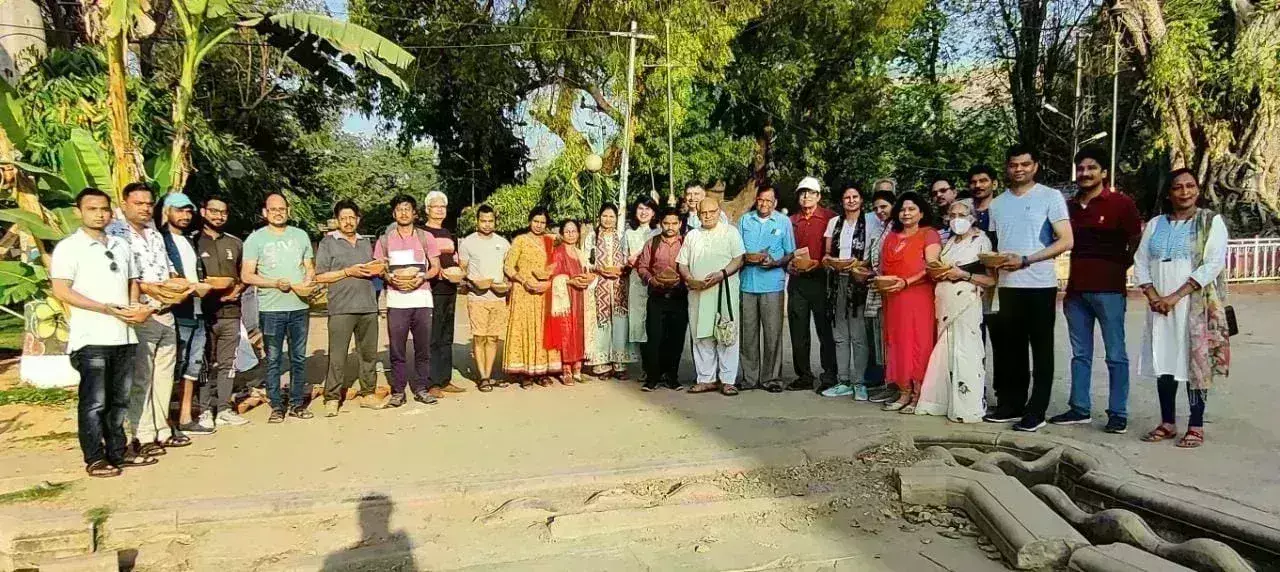 विश्व गौरैया दिवस पर दाना पानी फॉर बर्ड्स समूह ने पक्षियों के लिए वितरण किए सकोरे