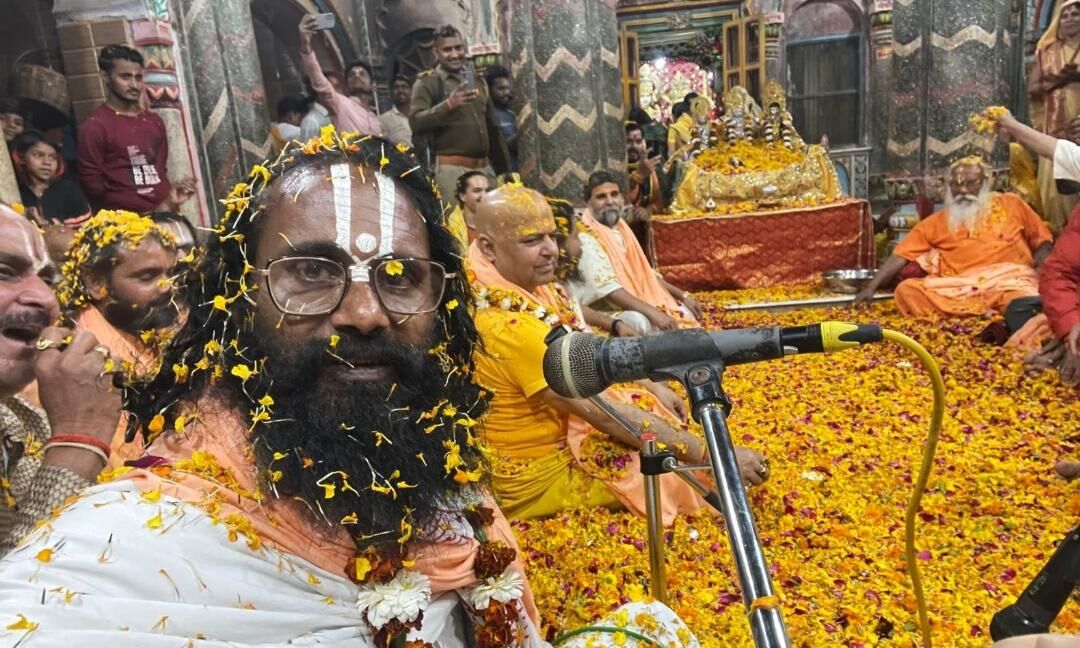 रामनगरी अयोध्या के मंदिरों में खेली गई फूलों की होली