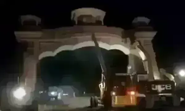 राजस्थान सरकार ने राम दरबार द्वार पर चलाया बुलडोजर, विधानसभा में गूंजा मामला राजस्थान सरकार ने राम दरबार द्वार पर चलाया बुलडोजर, विधानसभा में गूंजा मामला