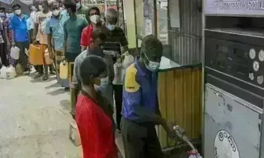 श्रीलंका में अर्थव्यवस्था चरमराई, कागज की कमी के कारण रद्द हुई परीक्षाएं श्रीलंका में अर्थव्यवस्था चरमराई, कागज की कमी के कारण रद्द हुई परीक्षाएं