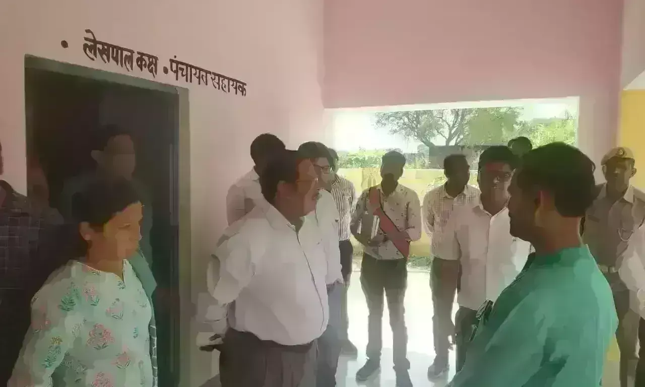 मंडलायुक्त ने लगाई चौपाल देखे विकास कार्य, मनरेगा पार्क व गोशाला का किया निरीक्षण