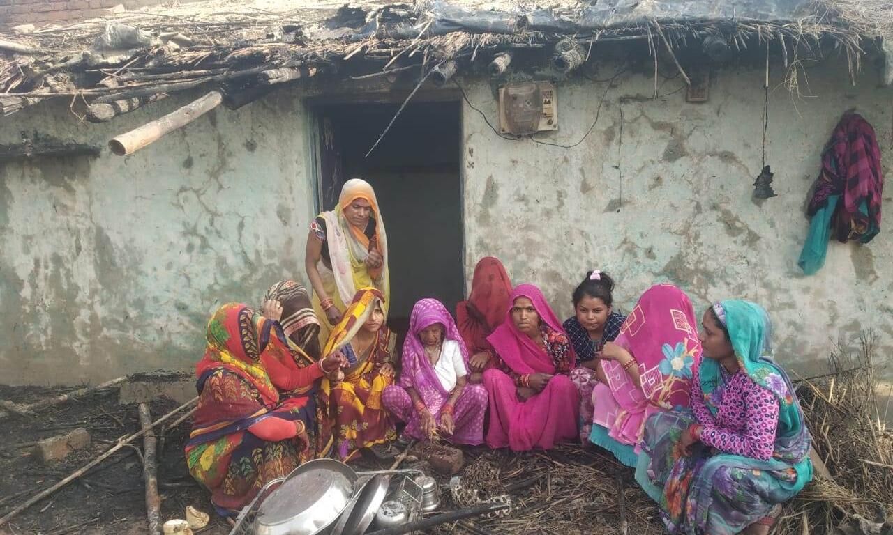 शार्ट सर्किट से रिहायशी मकान जला, मवेशी भी झुलसे