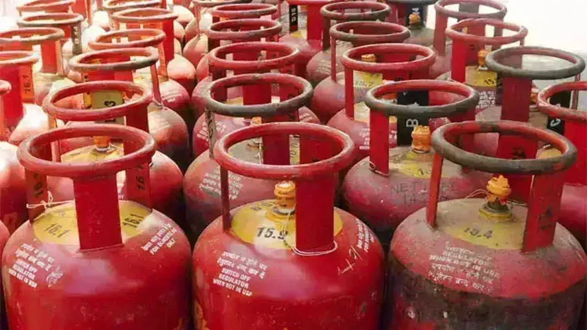 43,000 करोड़ रुपये के नुकसान की भरपाई के लिए घरेलु LPG सिलेंडर के बढ़ गए दाम 43,000 करोड़ रुपये के नुकसान की भरपाई के लिए घरेलु LPG सिलेंडर के बढ़ गए दाम