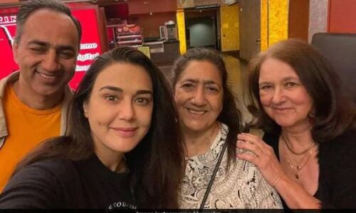 प्रीति जिंटा ने देखी द कश्मीर फाइल्स, सोशल मीडिया पर की तारीफ प्रीति जिंटा ने देखी द कश्मीर फाइल्स, सोशल मीडिया पर की तारीफ